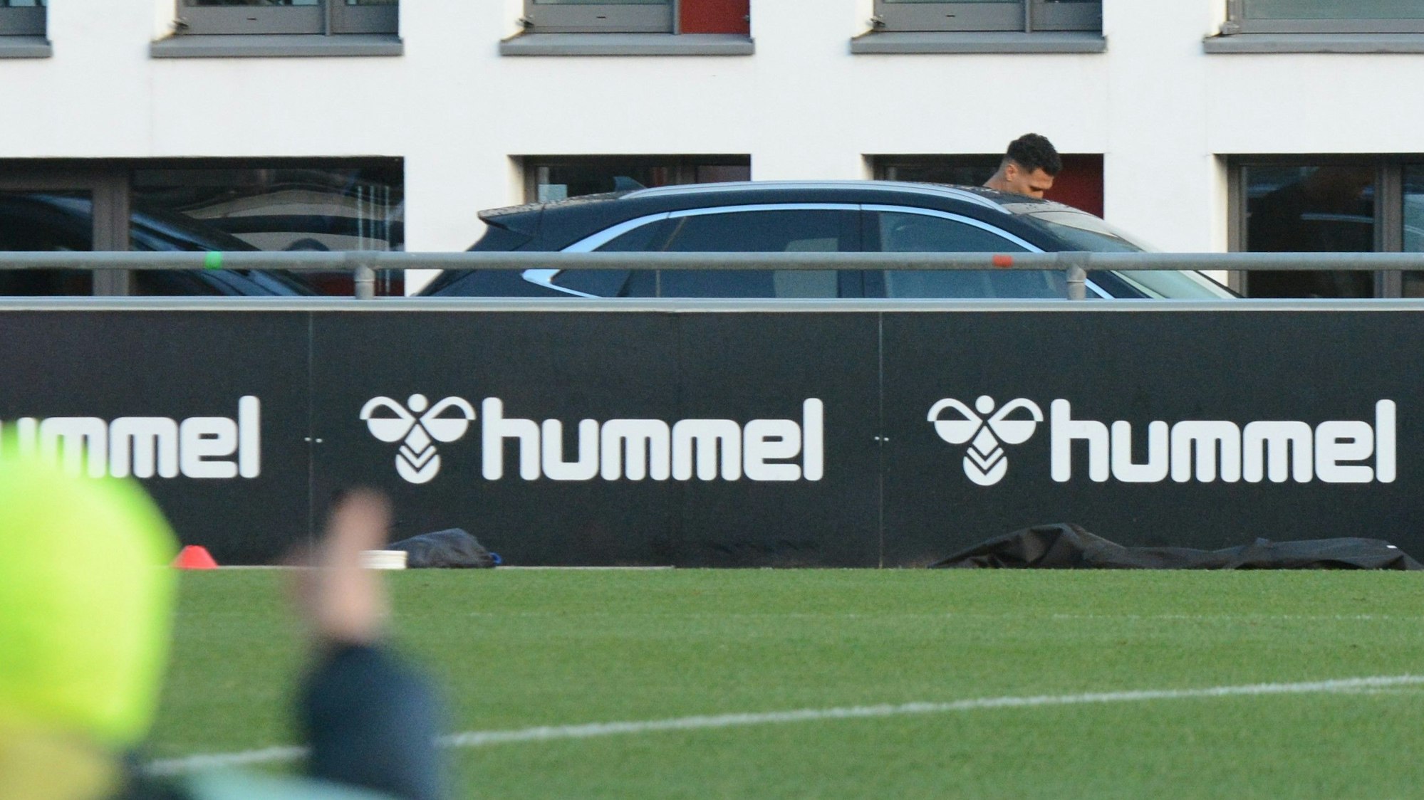 Davie Selke steigt am Geißbockheim in sein Auto.