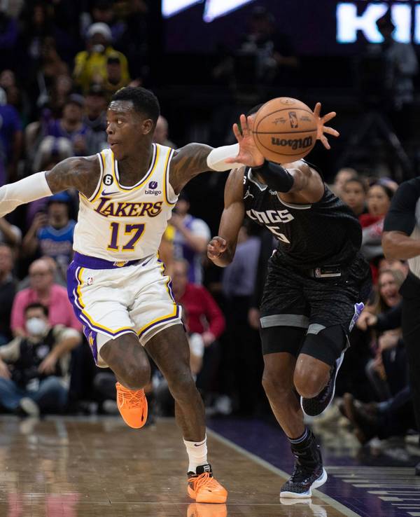 Dennis Schröder von den Los Angeles Lakers gelingt im Spiel gegen die Sacramento Kings ein Steal.
