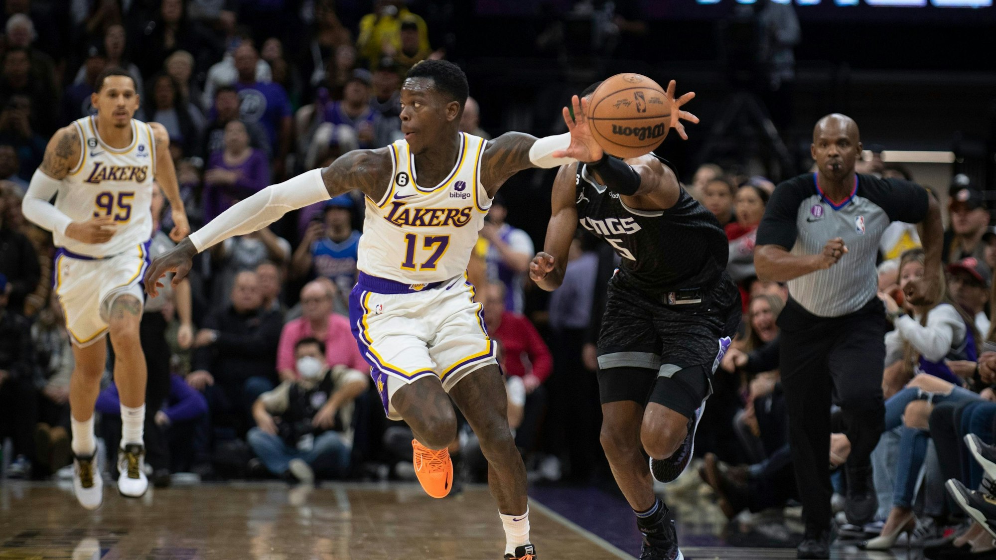 Dennis Schröder von den Los Angeles Lakers gelingt im Spiel gegen die Sacramento Kings ein Steal.