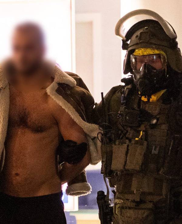 Nordrhein-Westfalen, Castrop-Rauxel: Ein Mann wird von Beamten des Spezialeinsatzkommandos (SEK) mit Schutzmaske in Gewahrsam genommen.