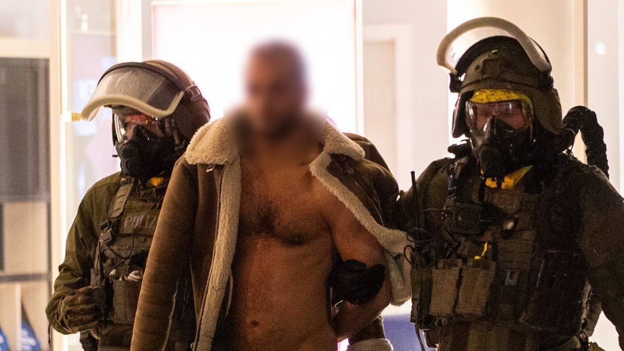 Nordrhein-Westfalen, Castrop-Rauxel: Ein Mann wird von Beamten des Spezialeinsatzkommandos (SEK) mit Schutzmaske in Gewahrsam genommen.