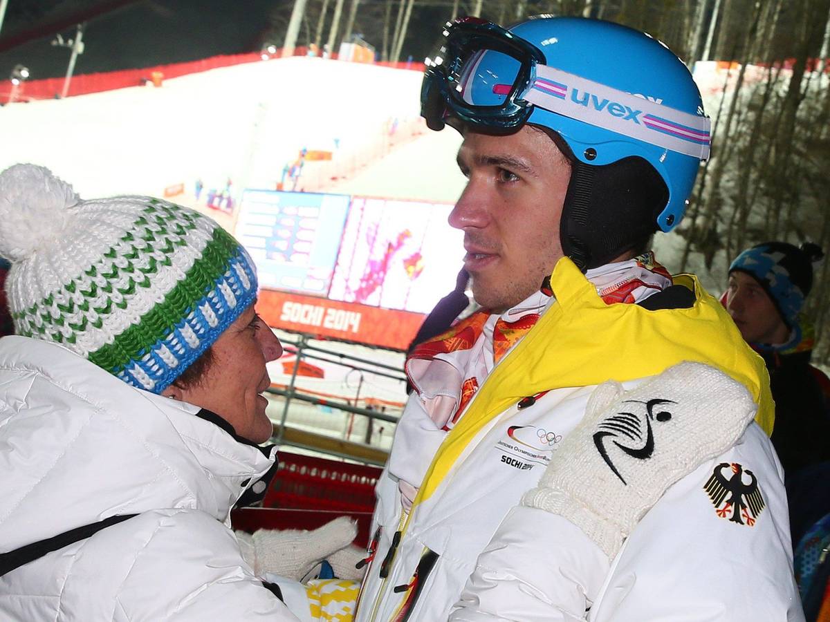Felix Neureuther (rechts) und seine Mutter Rosi Mittermaier (links) stehen im Rosa Khutor Alpine Center bei den Olympischen Spielen in Sotschi 2014.