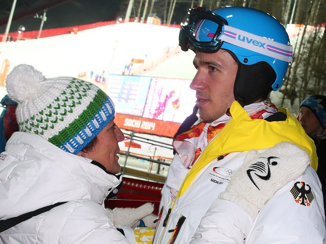 Felix Neureuther (rechts) und seine Mutter Rosi Mittermaier (links) stehen im Rosa Khutor Alpine Center bei den Olympischen Spielen in Sotschi 2014.