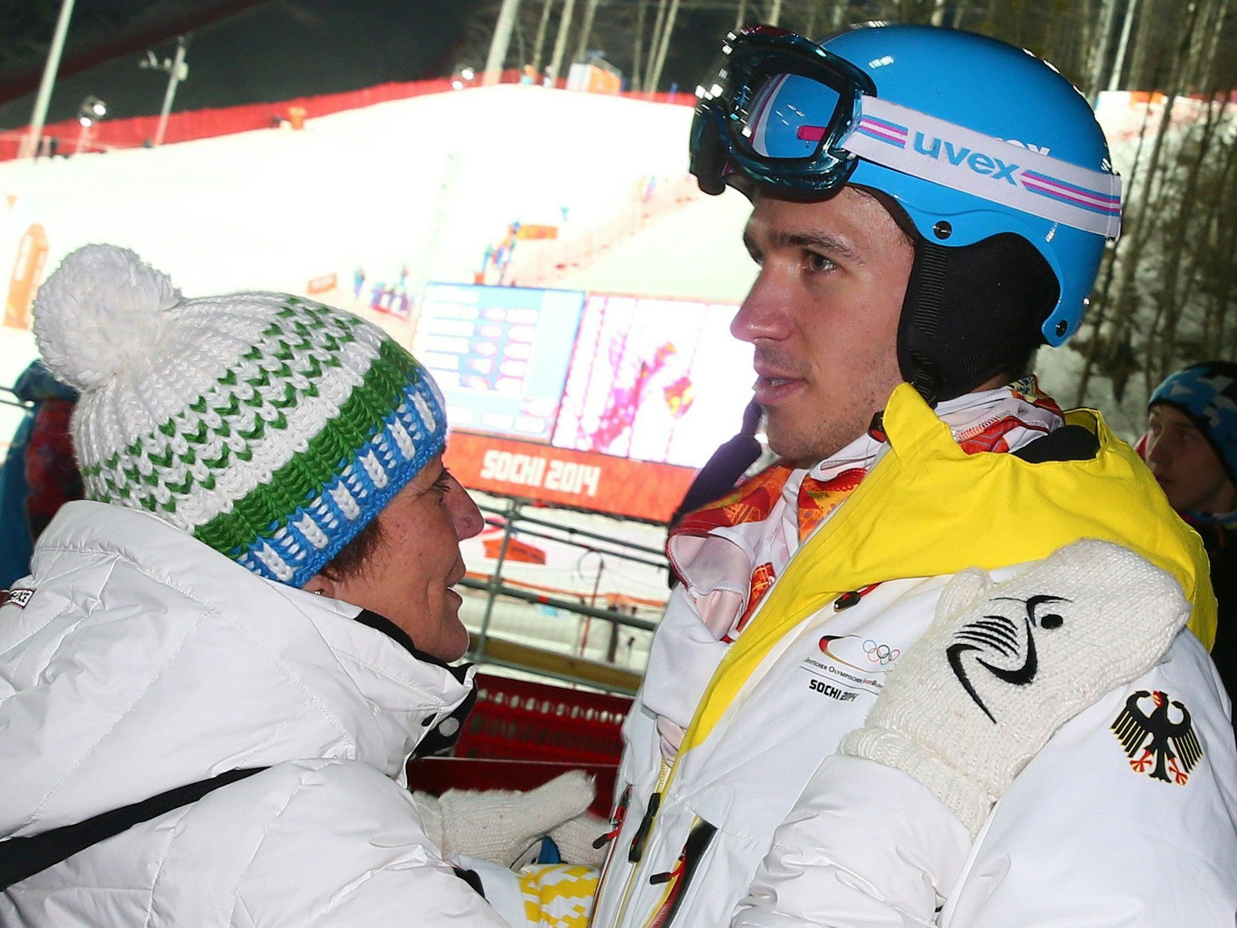 Felix Neureuther (rechts) und seine Mutter Rosi Mittermaier (links) stehen im Rosa Khutor Alpine Center bei den Olympischen Spielen in Sotschi 2014.