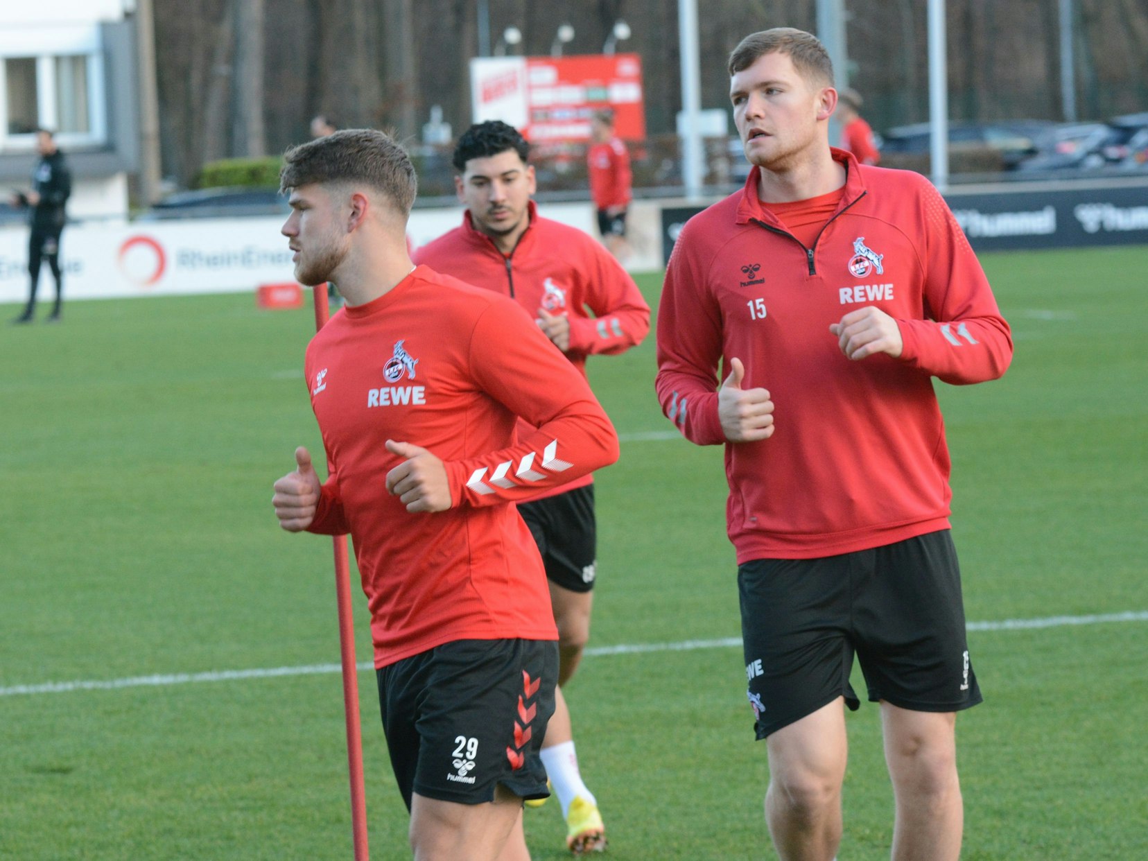 Jan Thielmann (l.) und Luca Kilian (r.) am Sonntag (8. Januar 2023) beim Individual-Training mit Dimitrios Limnios