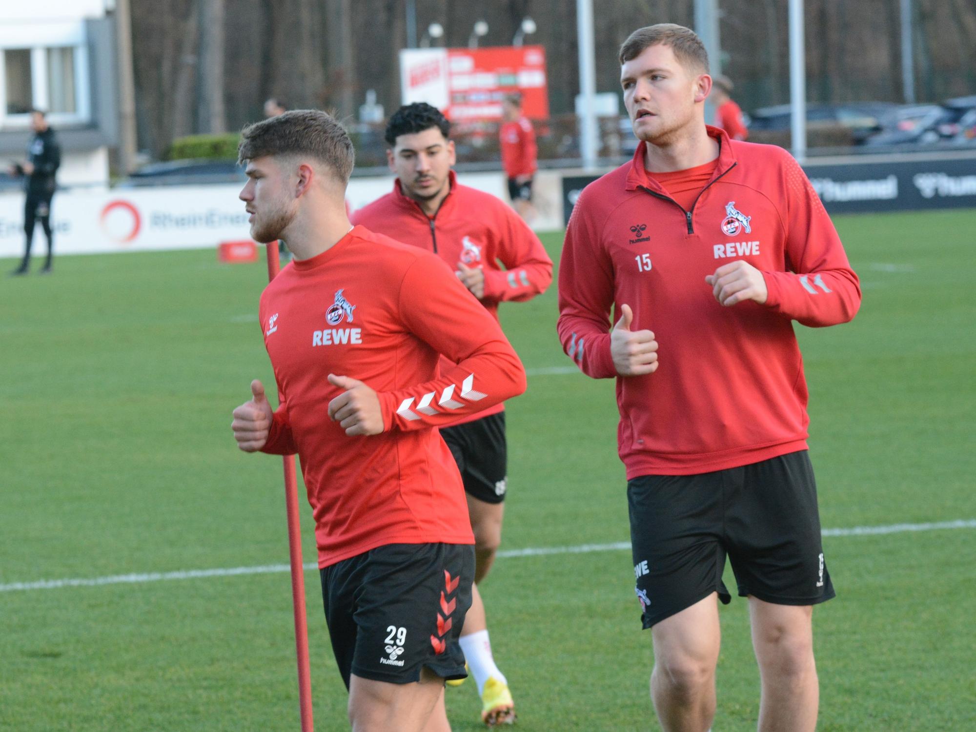 Jan Thielmann (l.) und Luca Kilian (r.) am Sonntag (8. Januar 2023) beim Individual-Training mit Dimitrios Limnios