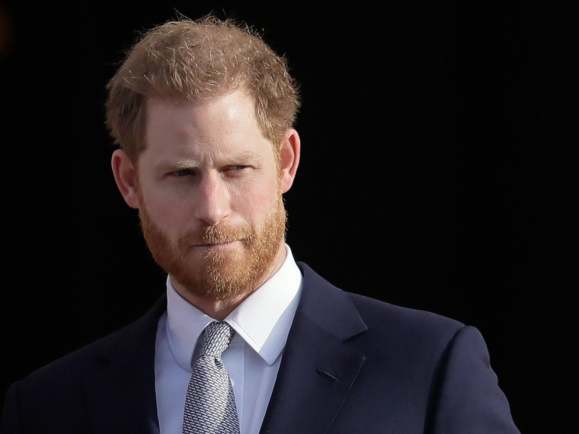 Der britische Prinz Harry steht in den Gärten des Buckingham Palastes.
