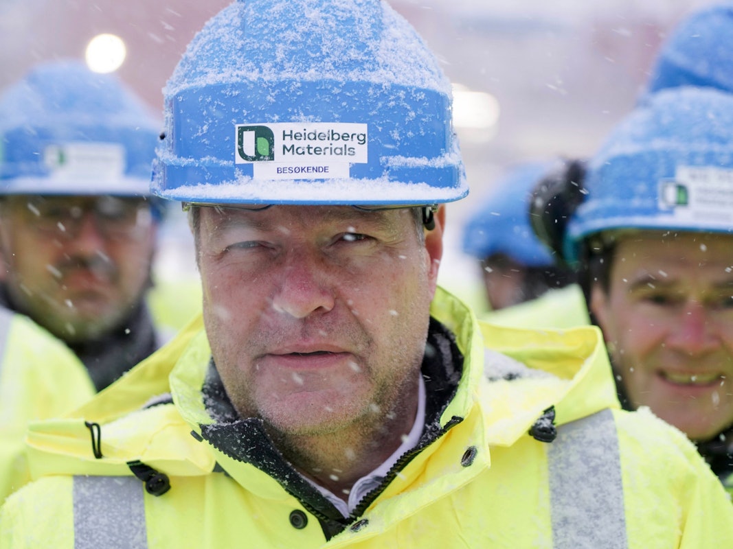 Robert Habeck (Bündnis 90/Die Grünen), Bundesminister für Wirtschaft und Klimaschutz, besucht zum Abschluss einer Norwegen-Reise im Schneetreiben das Unternehmen Norcem, wo er sich über CO2-Speicherung informieren will.