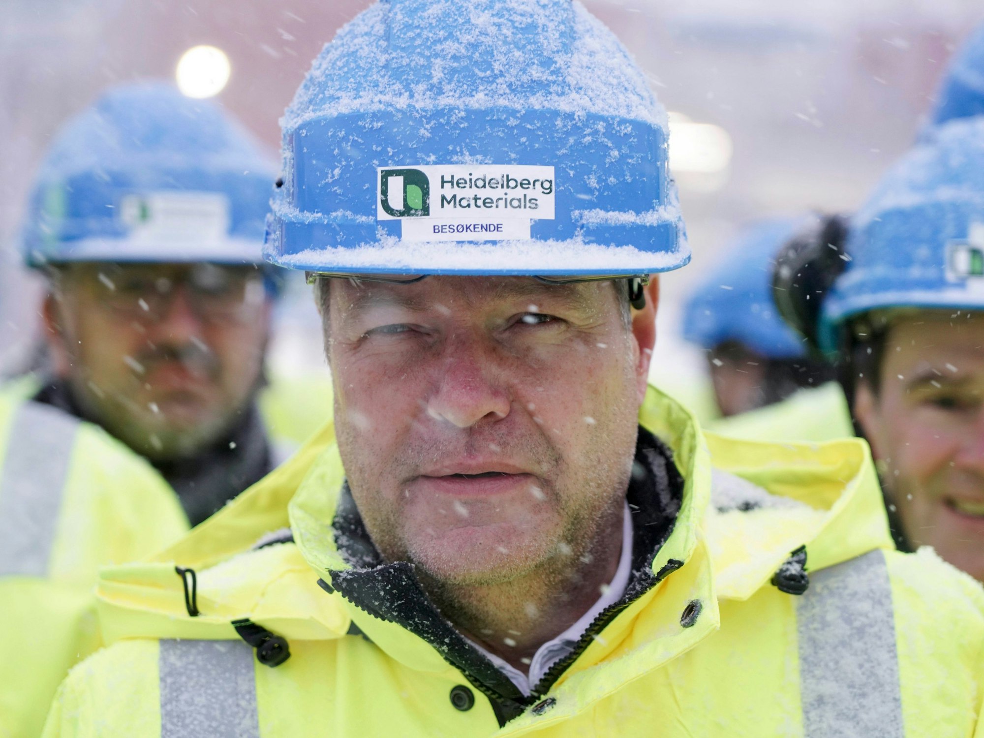 Robert Habeck (Bündnis 90/Die Grünen), Bundesminister für Wirtschaft und Klimaschutz, besucht zum Abschluss einer Norwegen-Reise im Schneetreiben das Unternehmen Norcem, wo er sich über CO2-Speicherung informieren will.