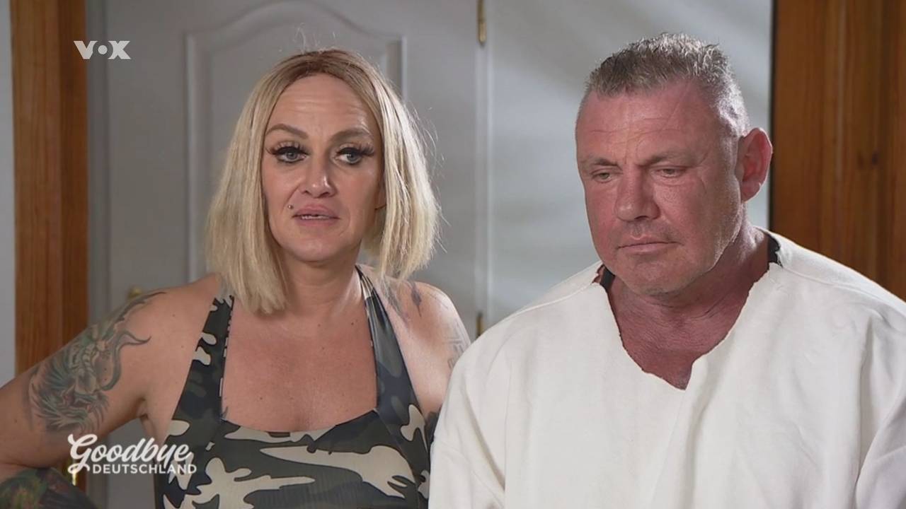 Caro und Andreas Robens sprechen in der VOX-Dokusoap „Goodbye Deutschland“ (TV-Ausstrahlung: 9. Januar 2023) zur Kamera.