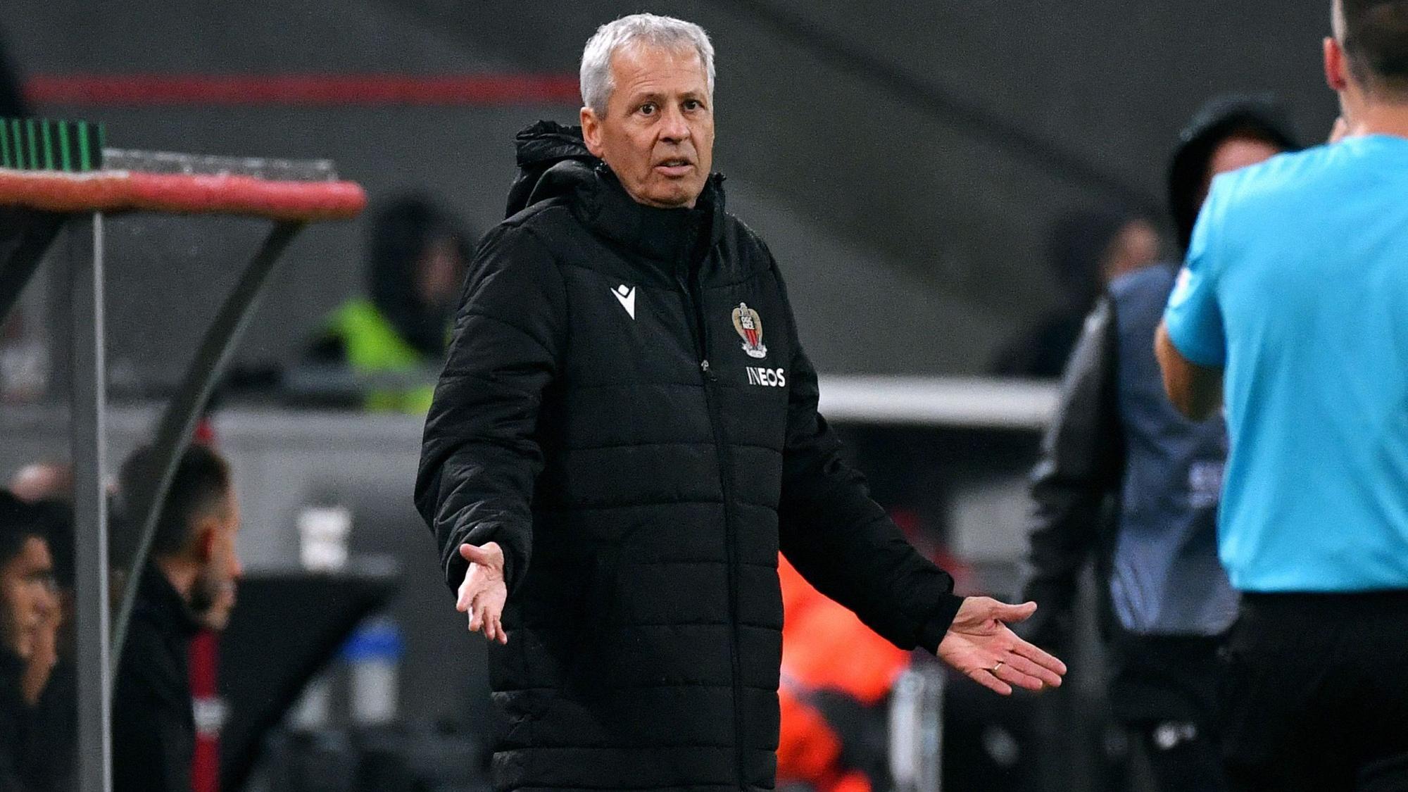 Lucien Favre gestikuliert im Spiel in der Conference League beim 1. FC Köln am Spielfeldrand.