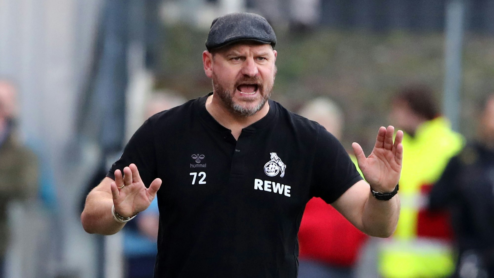 Steffen Baumgart beim Testspiel gegen den HSV.