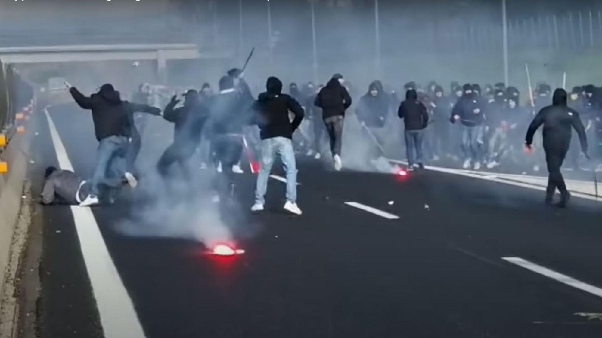 Fan-Chaoten von AS Rom und SSC Neapel liefern sich mitten auf der Autobahn eine wüste Schlägerei.