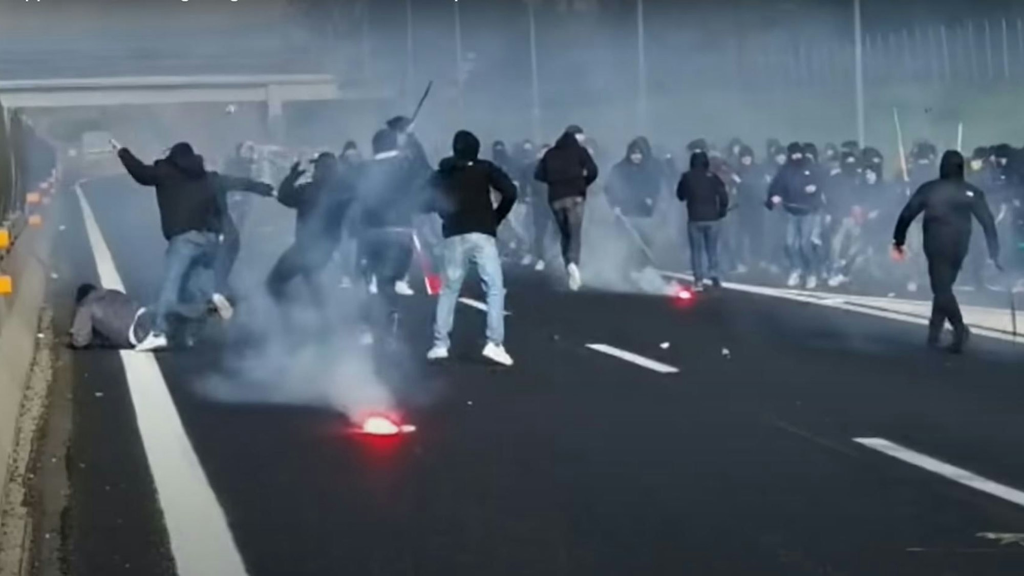 Fan-Chaoten von AS Rom und SSC Neapel liefern sich mitten auf der Autobahn eine wüste Schlägerei.
