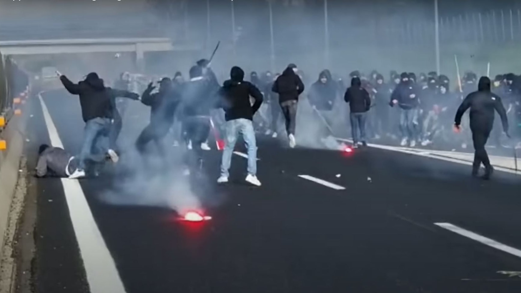 Fan-Chaoten von AS Rom und SSC Neapel liefern sich mitten auf der Autobahn eine wüste Schlägerei.