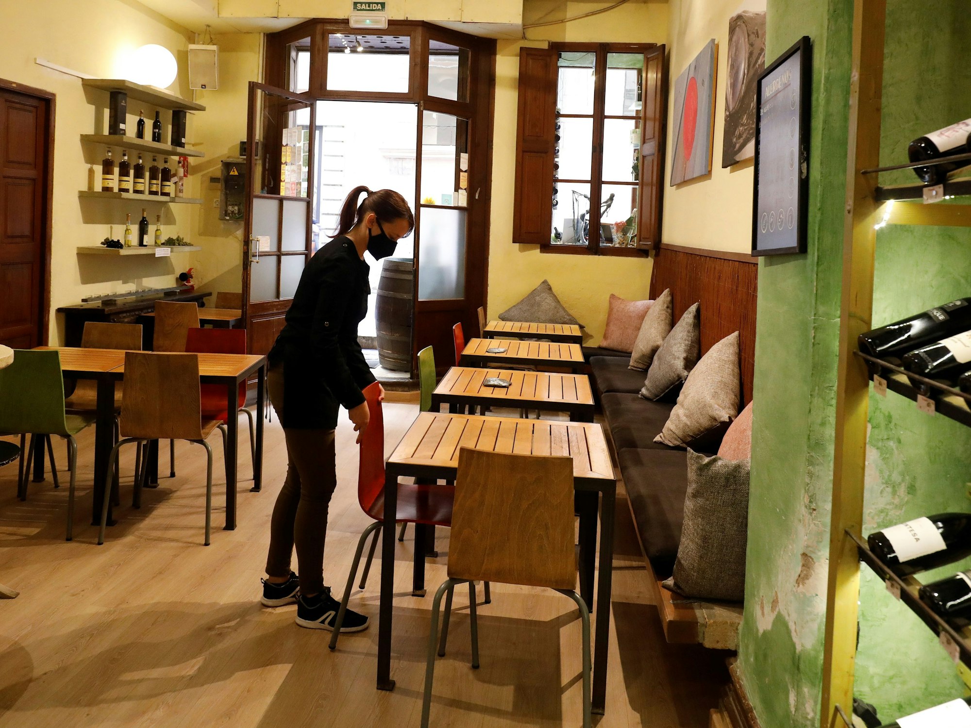 Mit diesem Gast hat wohl niemand gerechnet. Unser Foto zeigt eine Kellnerin in einem Restaurant auf Mallorca.