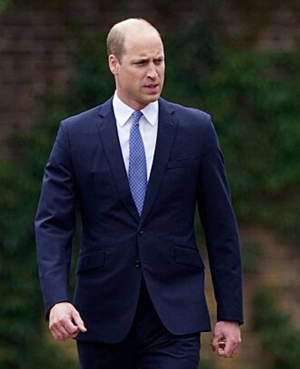 Die britischen Prinzen William (l) und Harry kommen zur Enthüllung der Statue ihrer Mutter Diana im Sunken Garden des Kensington-Palastes.