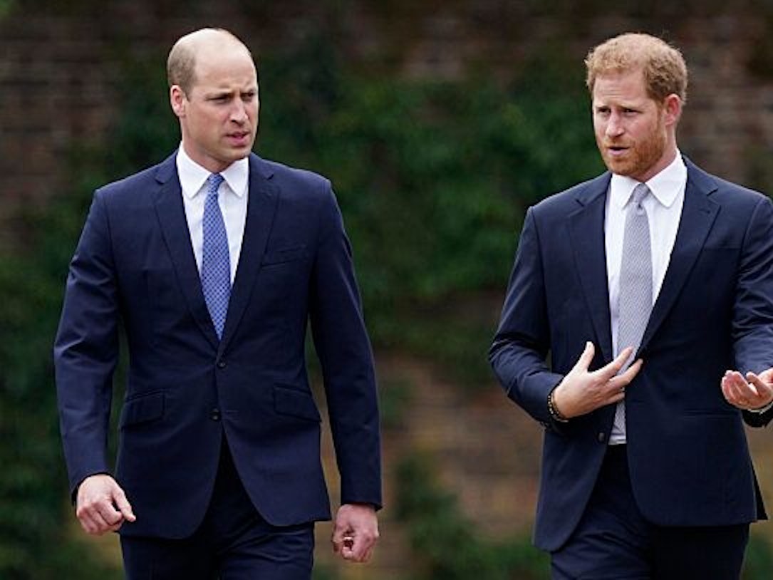 Die britischen Prinzen William (l) und Harry kommen zur Enthüllung der Statue ihrer Mutter Diana im Sunken Garden des Kensington-Palastes.