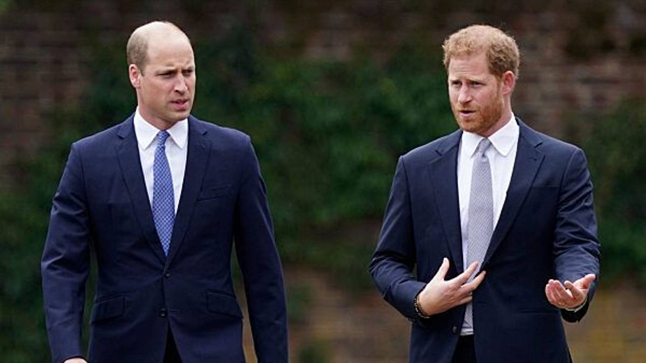 Die britischen Prinzen William (l) und Harry kommen zur Enthüllung der Statue ihrer Mutter Diana im Sunken Garden des Kensington-Palastes.