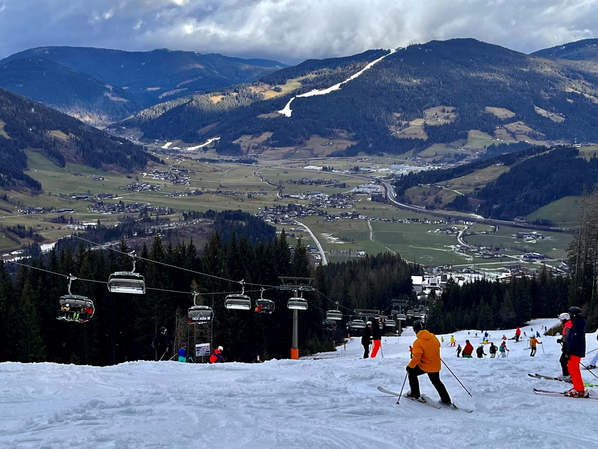 Skipiste in Flachau/Österreich: Schneemangel sorgt zu Beginn des Jahres 2023 für Sorgen.
