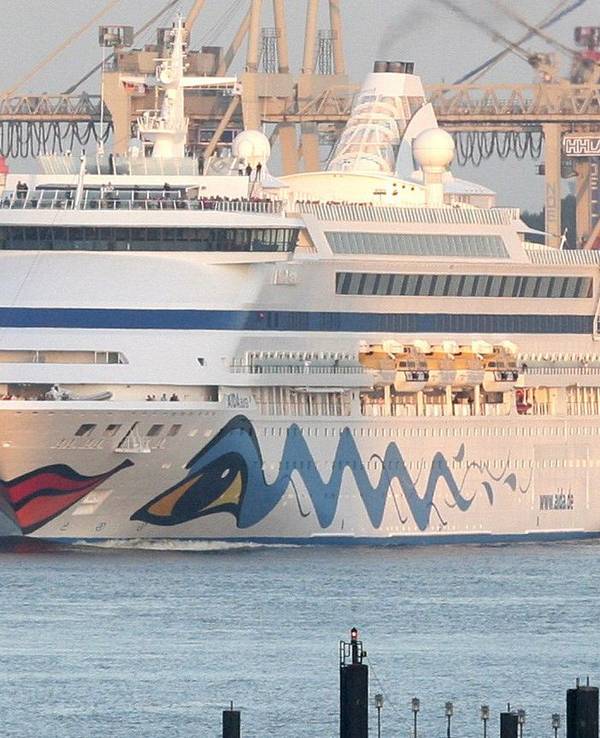 Das Kreuzfahrtschiff AIDAaura bei den Cruise Days 2008 in Hamburg.