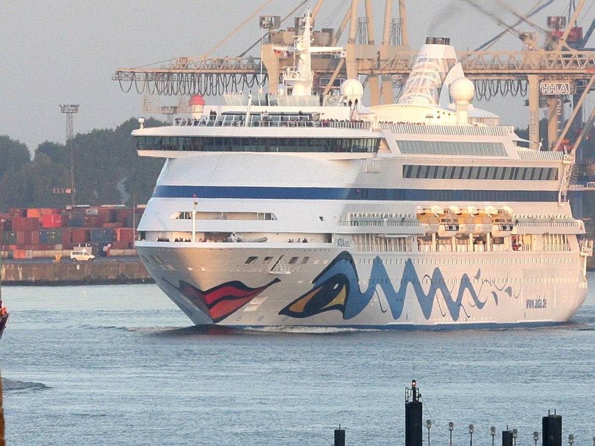 Das Kreuzfahrtschiff AIDAaura bei den Cruise Days 2008 in Hamburg.
