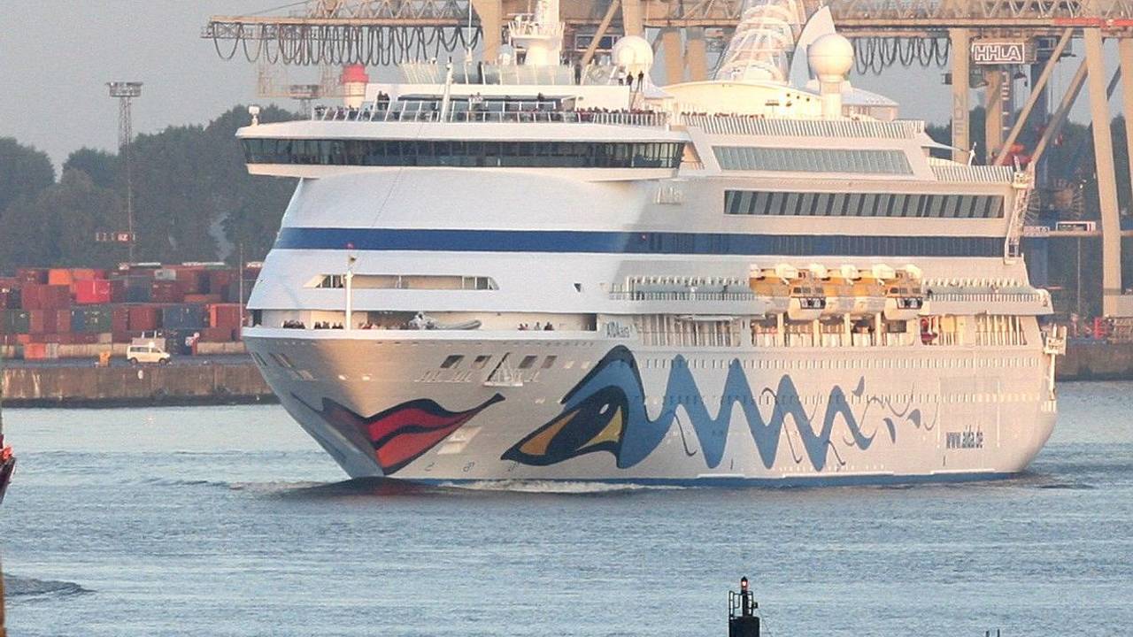 Das Kreuzfahrtschiff AIDAaura bei den Cruise Days 2008 in Hamburg.