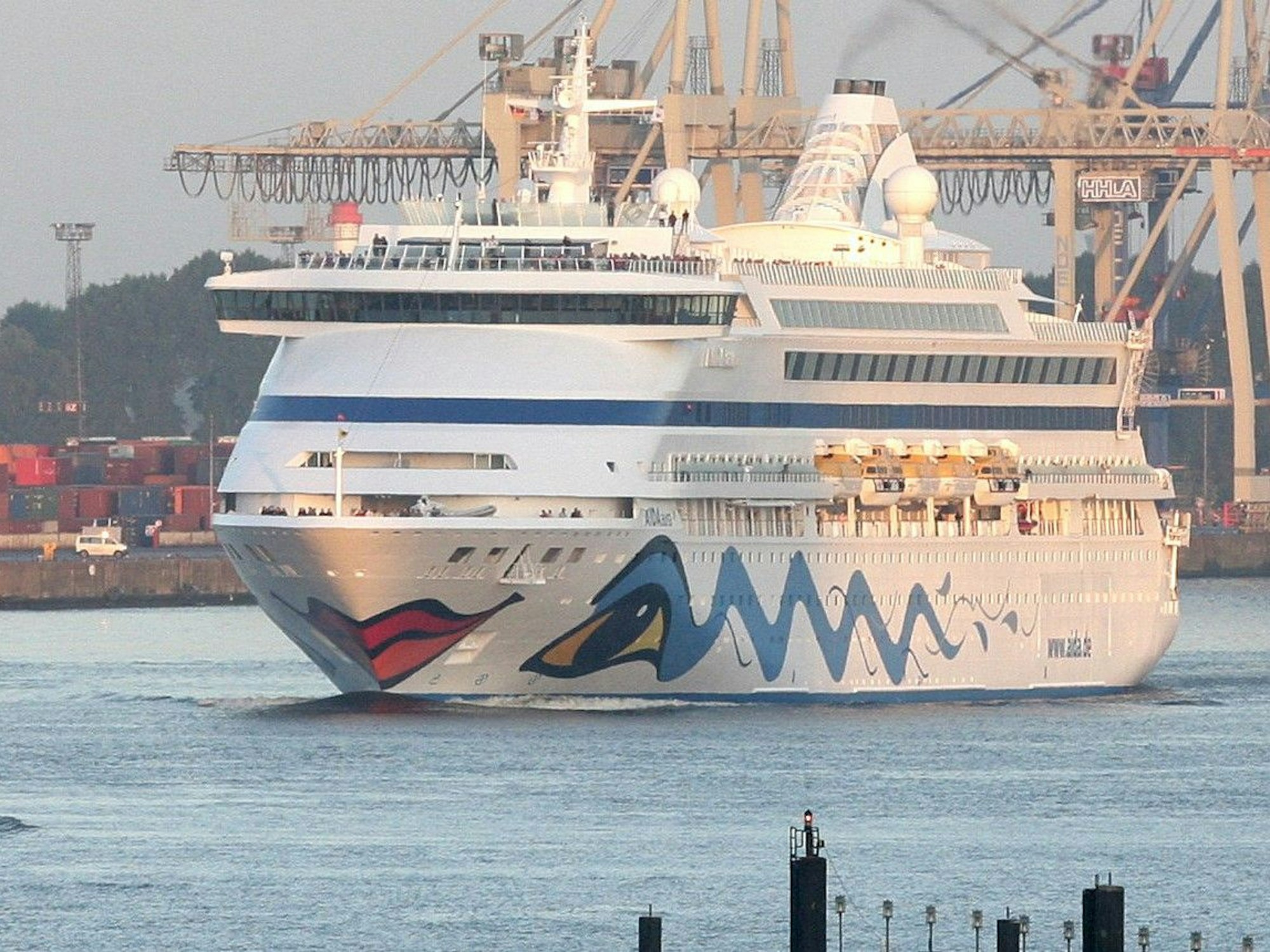 Das Kreuzfahrtschiff AIDAaura bei den Cruise Days 2008 in Hamburg.
