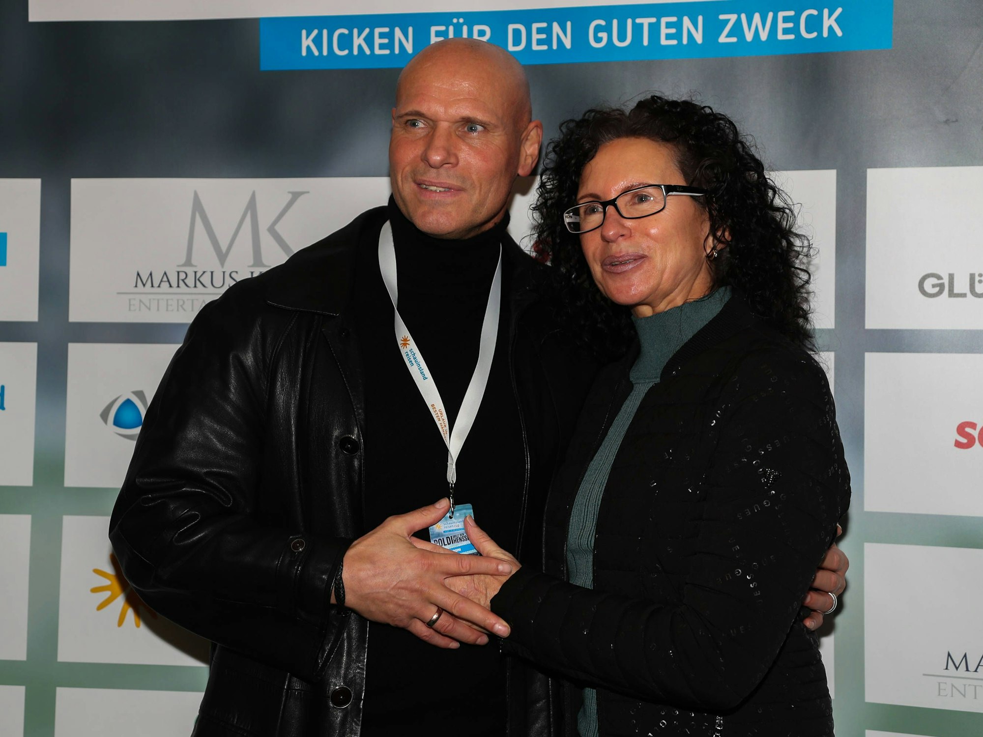 Thorsten Legat mit seiner Frau Alexandra beim schauinsland reisen cup - Kicken fuer den guten Zweck, Poldi grillt den Henssler, am 08.01.2023.