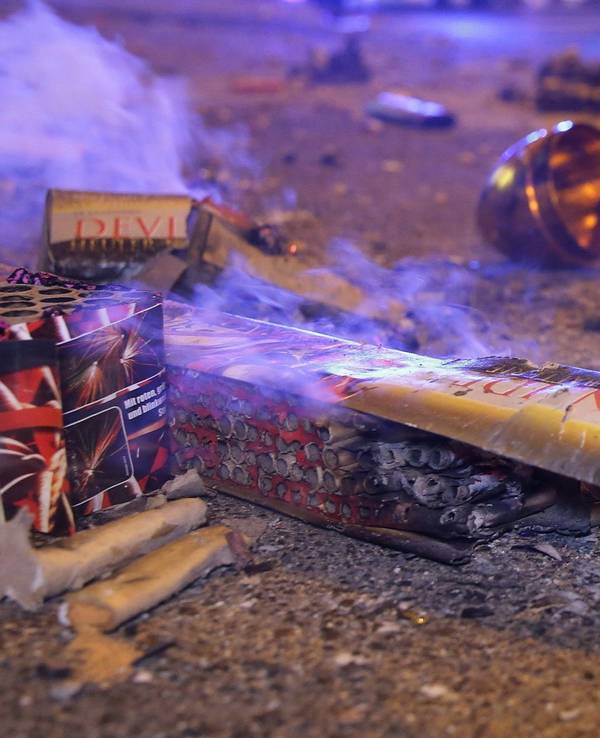 Abgebrannte Böller liegen nach der Silvesternacht auf einer Straße in Düsseldorf.