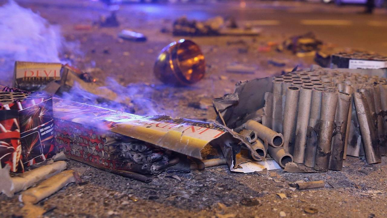 Abgebrannte Böller liegen nach der Silvesternacht auf einer Straße in Düsseldorf.