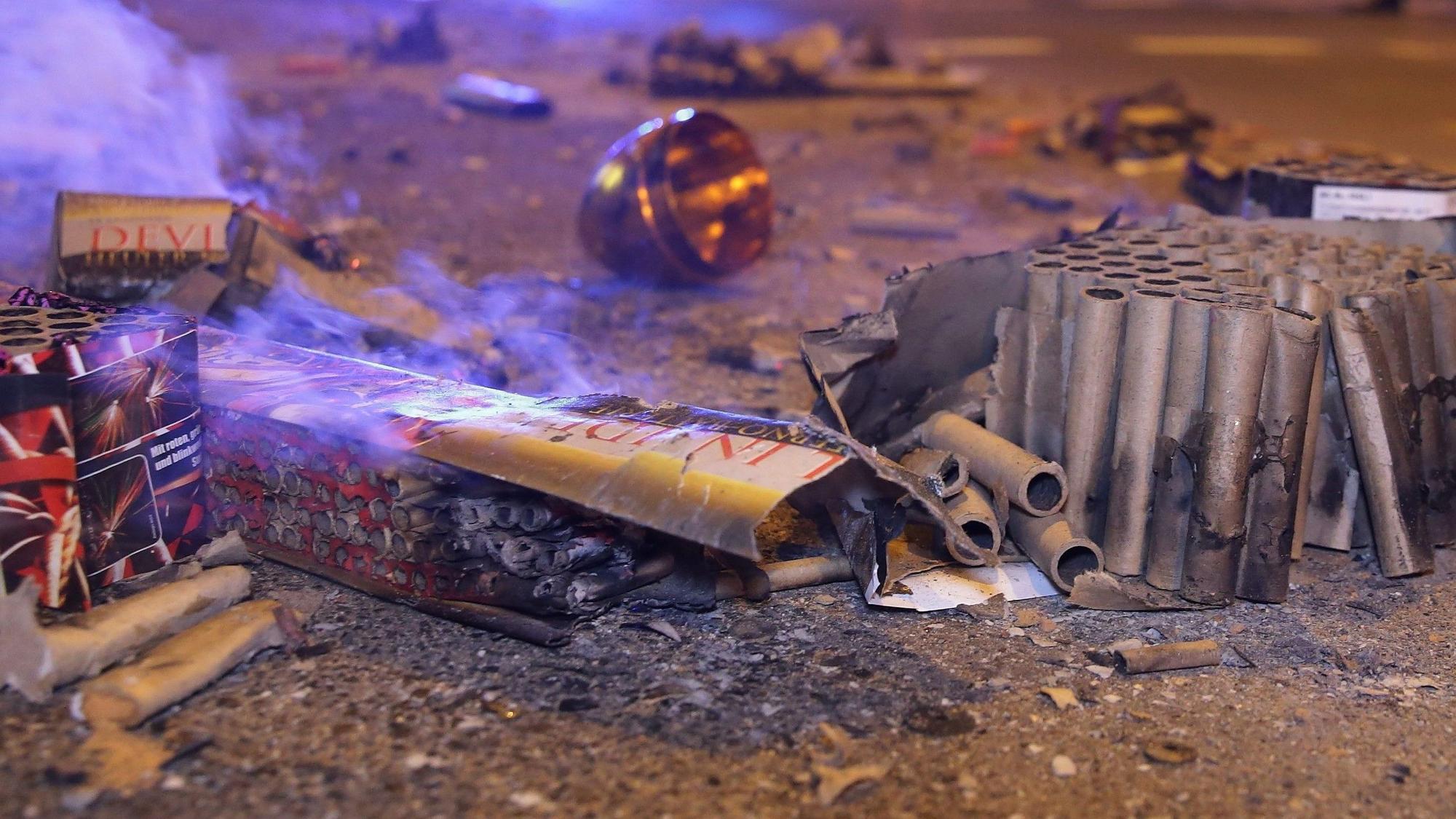 Abgebrannte Böller liegen nach der Silvesternacht auf einer Straße in Düsseldorf.