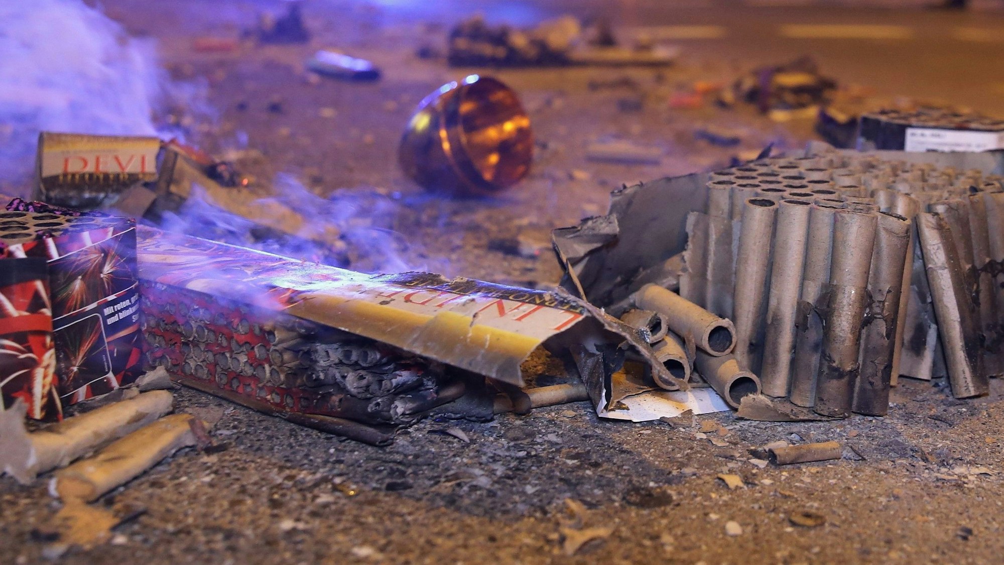 Abgebrannte Böller liegen nach der Silvesternacht auf einer Straße in Düsseldorf.