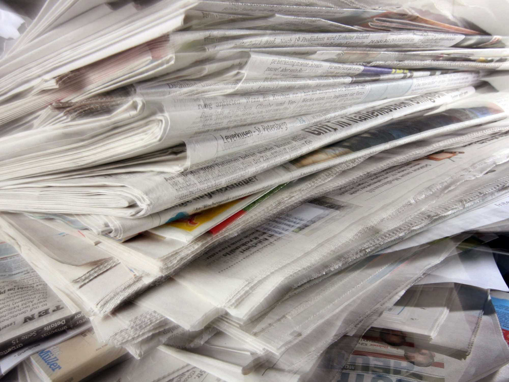 Zeitungen liegen 2008 auf einem Altpapierstapel in Düsseldorf.