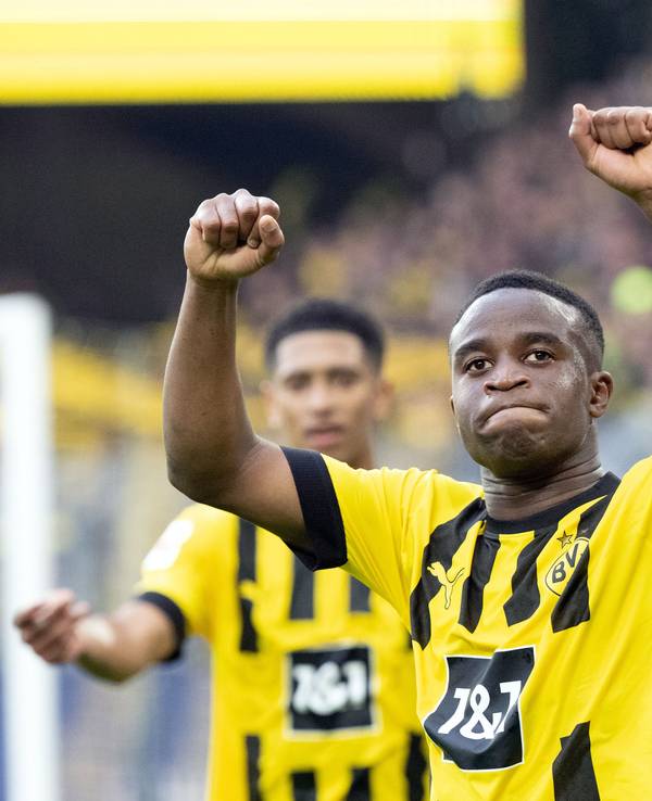 Dortmunds Youssoufa Moukoko (vorne) jubelt mit Jude Bellingham über seinen Treffer zum 5:0.