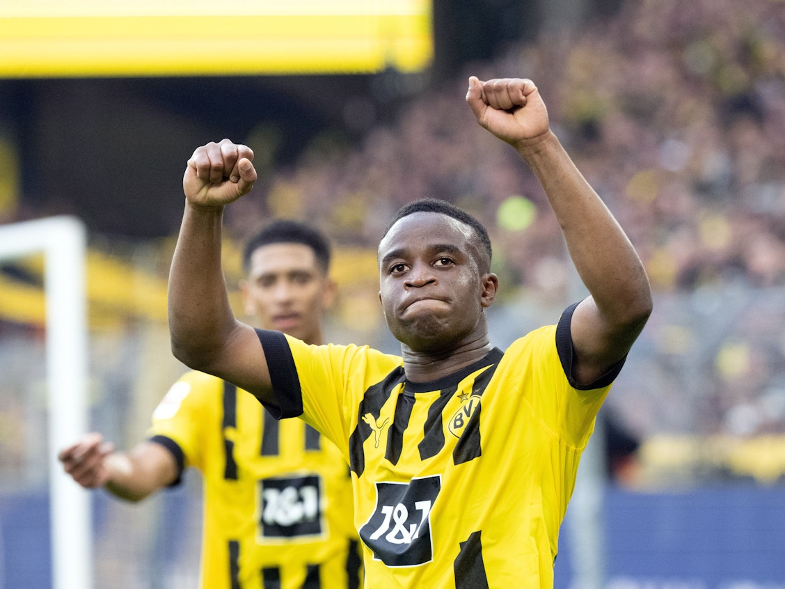 Dortmunds Youssoufa Moukoko (vorne) jubelt mit Jude Bellingham über seinen Treffer zum 5:0.