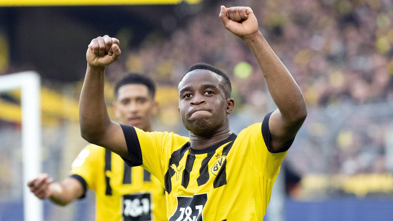 Dortmunds Youssoufa Moukoko (vorne) jubelt mit Jude Bellingham über seinen Treffer zum 5:0.