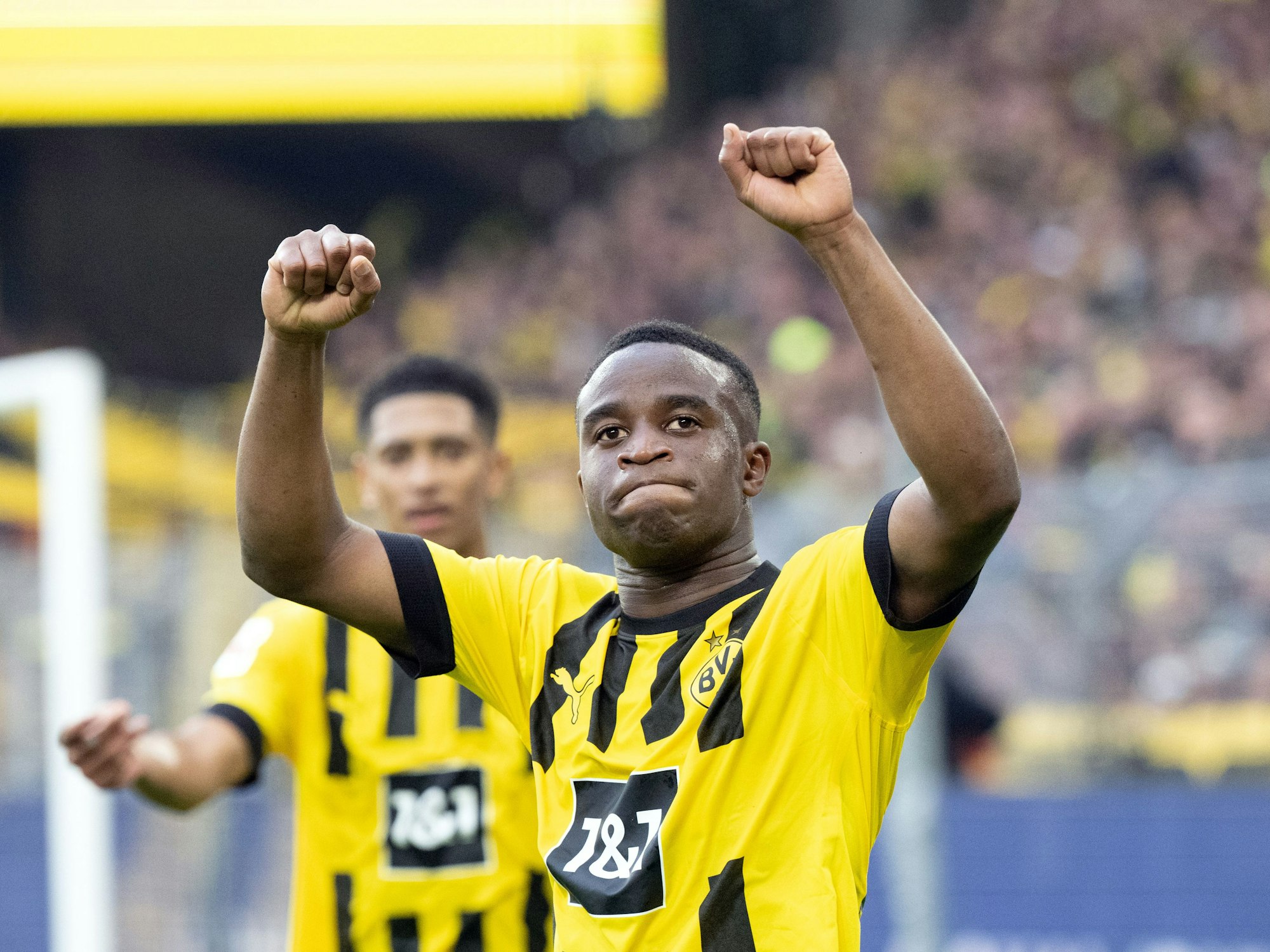 Dortmunds Youssoufa Moukoko (vorne) jubelt mit Jude Bellingham über seinen Treffer zum 5:0.