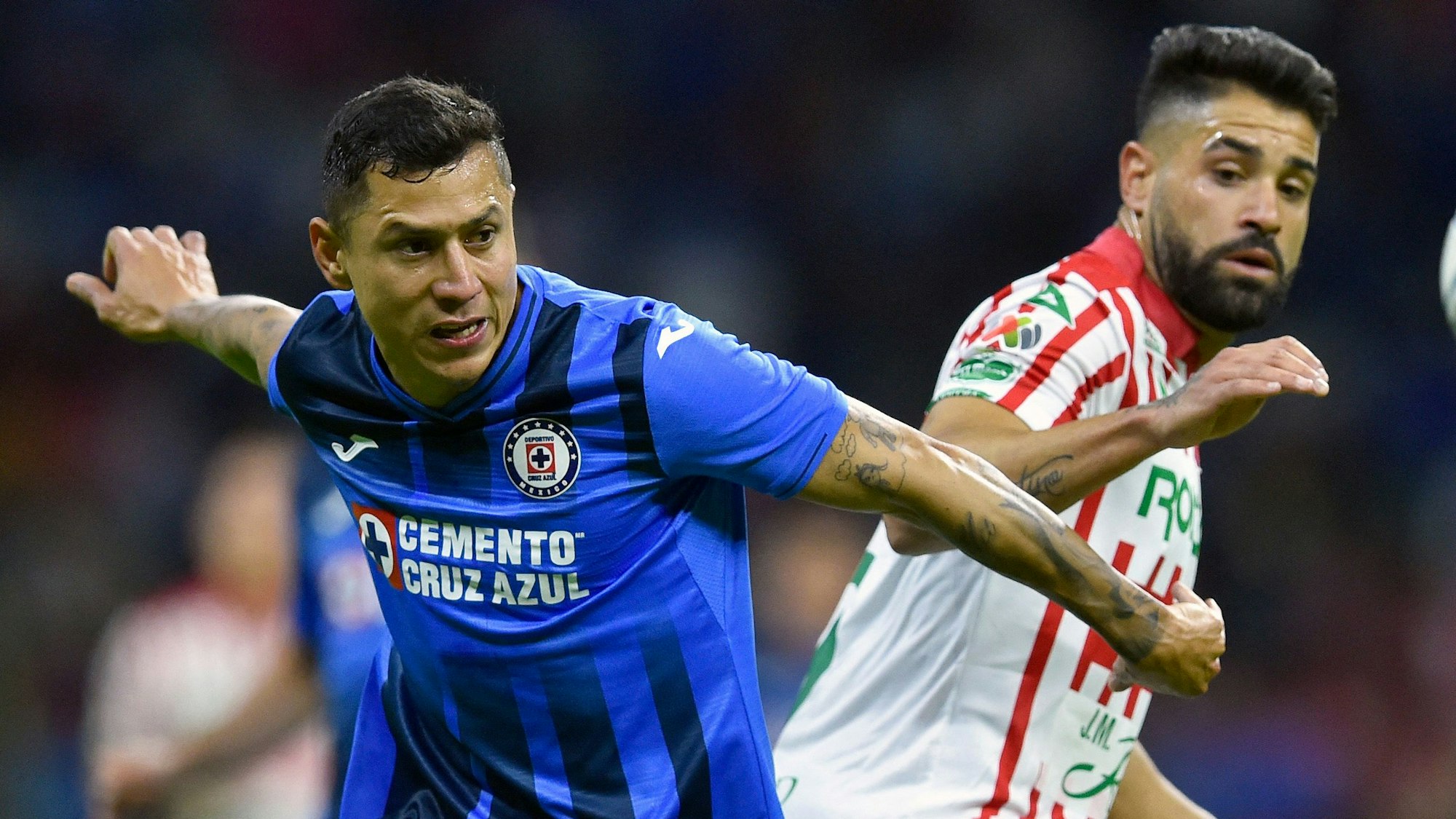 Julio César Domínguez (l.) beim Spiel von Cruz Azul im Duell mit Necaxa-Prof Milton Giménez.