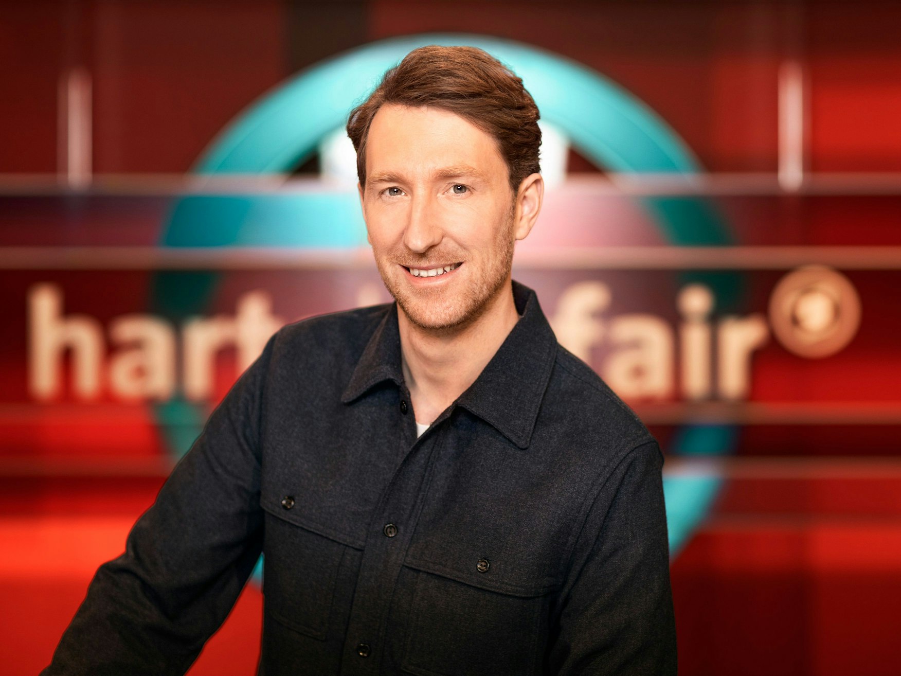 Louis Klamroth im Studio von „hart aber fair“.