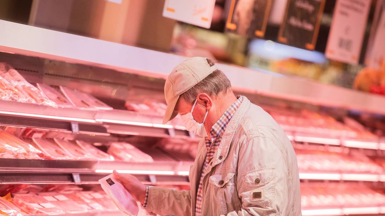 Ein Kunde kauft mit Mund-Nasen-Schutz kauft im Edeka Zurheide ein.