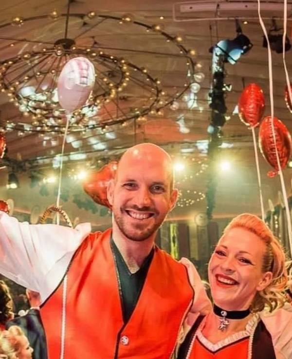 Tanzoffizier René Rössel mit seiner Ehefrau Melissa 2020 bei einem Auftritt im Gürzenich.