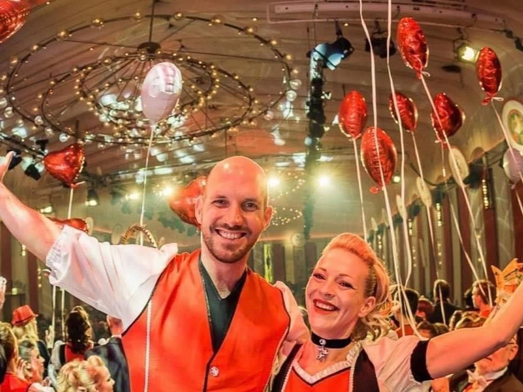 Tanzoffizier René Rössel mit seiner Ehefrau Melissa 2020 bei einem Auftritt im Gürzenich.