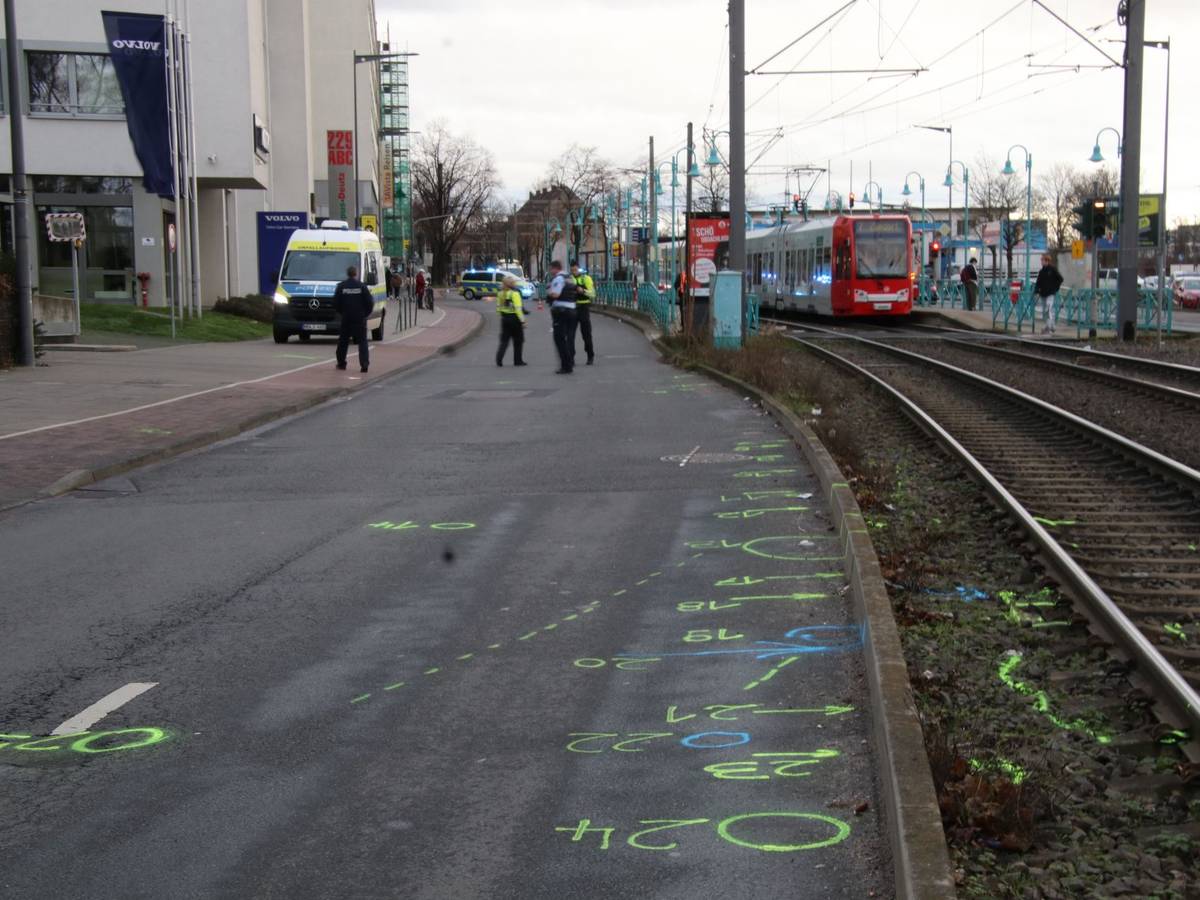 Auf der Fahrbahn sind zahlreiche Markierungen der Polizei.