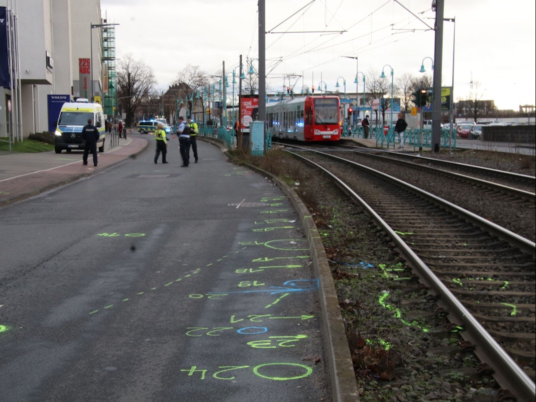 Die Fahrbahn ist von Markierungen übersät, anhand deren die Polizei den folgenschweren Unfall detailgenau rekonstruiert.