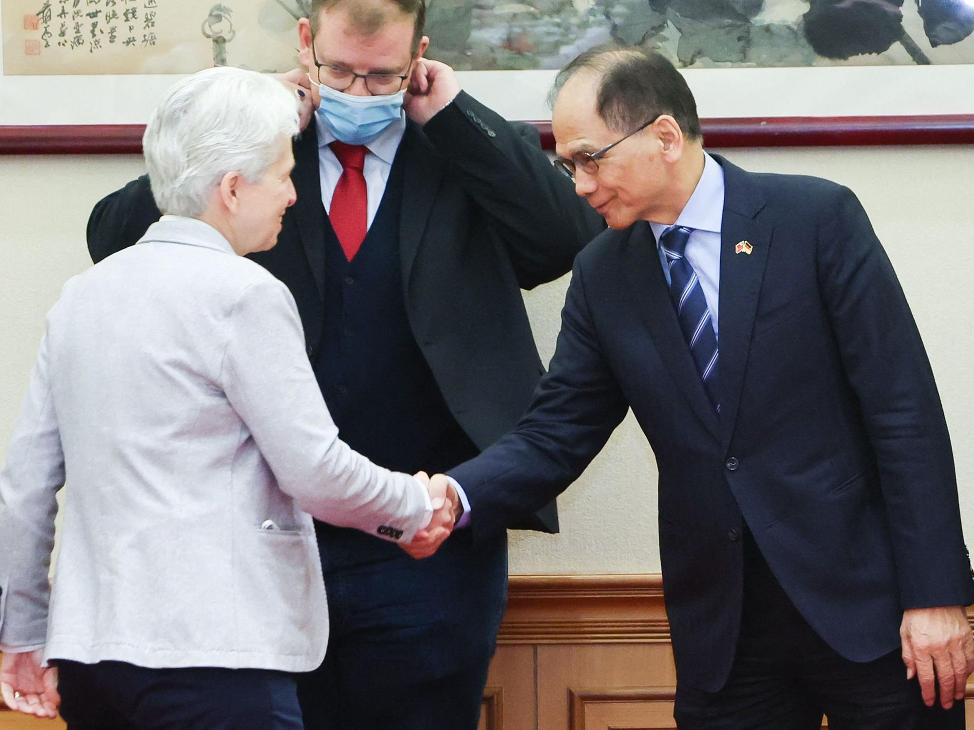 Die Bundestagsabgeordnete und Vorsitzende des parlamentarischen Verteidigungsausschussesn Marie-Agnes Strack-Zimmermann (FDP) begrüßt den taiwanischen Parlamentspräsidenten You Si-kun in Taipeh.