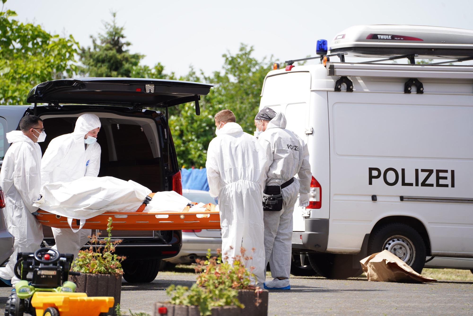 Ermittler der Polizei arbeiten nach einem Tötungsdelikt am Tatort.