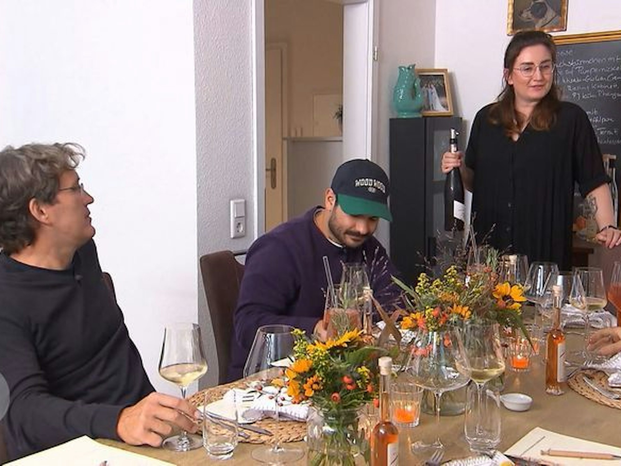 Sommelière Eva füllt ihre Gäste schon vor dem ersten Gang mit Wein und Spirituosen ab.