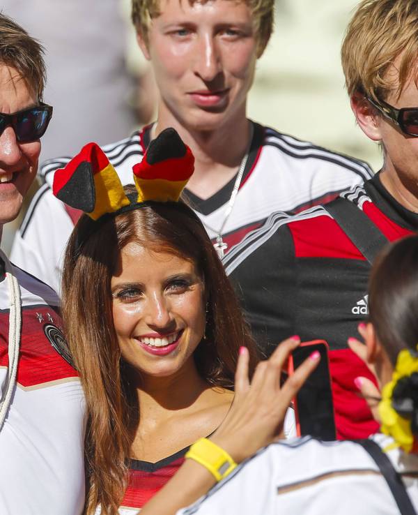 Cathy Hummels am 21. Juni 2014 bei der WM in Brasilien mit Comedian Matze Knop.