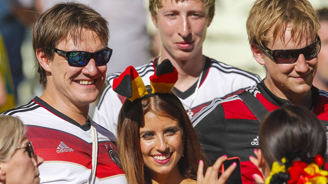 Cathy Hummels am 21. Juni 2014 bei der WM in Brasilien mit Comedian Matze Knop.